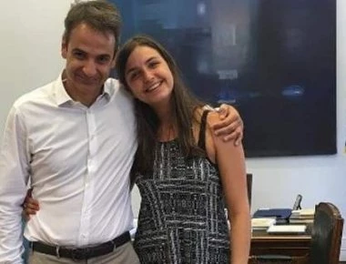 Η κόρη του Κ.Μητσοτάκη παίρνει θέση για τα γένια του πατέρα της (φωτό)
